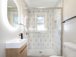 57 Hawthorne St, Unit 2B in Somerville, MA - Foto de edificio - Building Photo