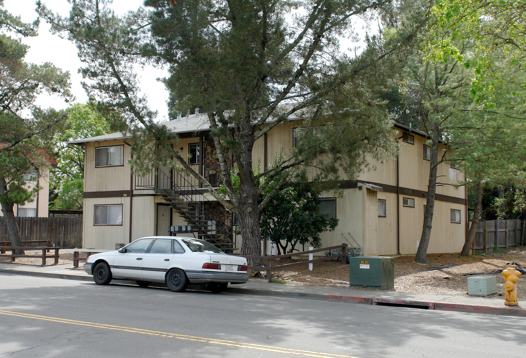 360 March Ave in Healdsburg, CA - Building Photo