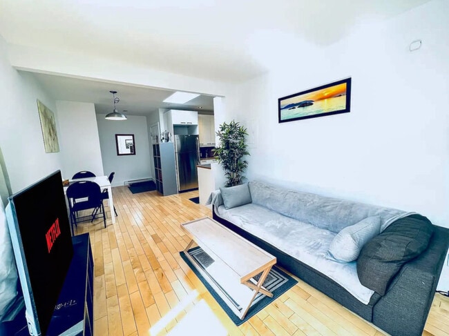 property at 4850 Rue Sainte-Catherine E