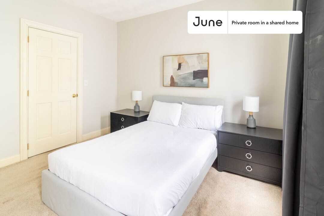 Private bedroom in 3 bed/1 bath Home in Boston, MA - Building Photo