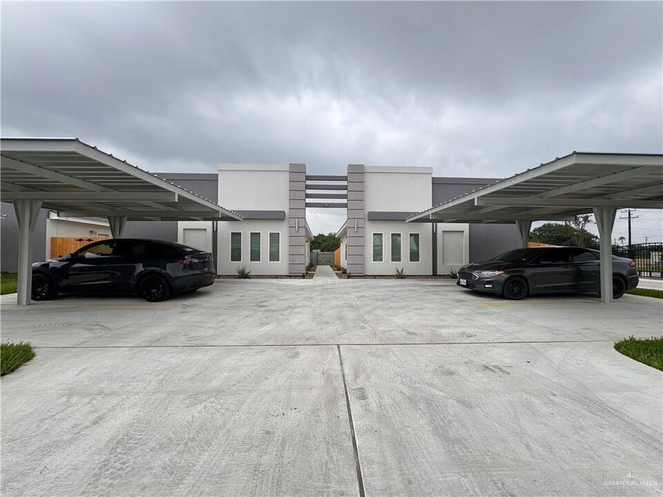 910 N Spruce St in Edinburg, TX - Building Photo