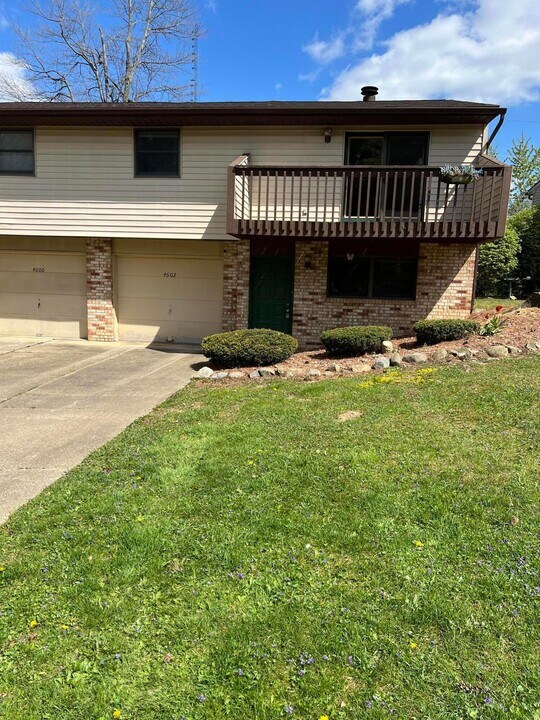 4602 Castlebar St NW in Canton, OH - Building Photo