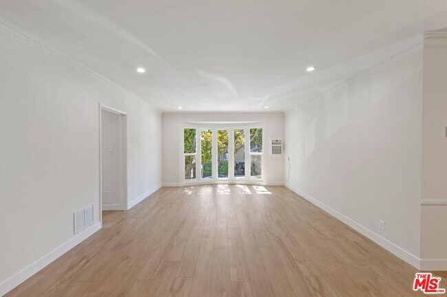 1248 N Crescent Heights Blvd in West Hollywood, CA - Building Photo - Building Photo