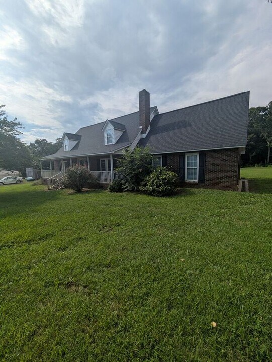 5145 Riverbend Rd in Claremont, NC - Building Photo