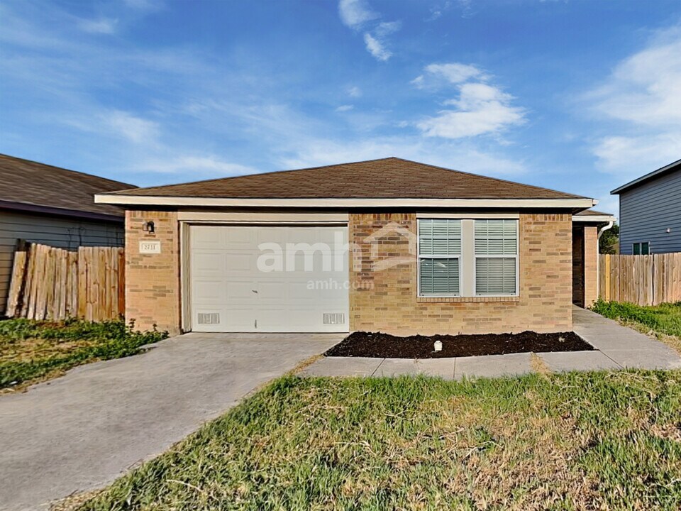 2711 Candleridge Drive in San Antonio, TX - Building Photo