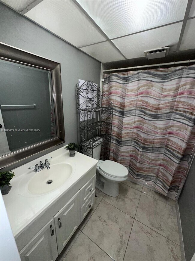 2800 Somerset Dr-Unit -403J in Lauderdale Lakes, FL - Building Photo - Building Photo