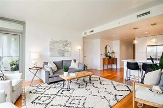 10650 NE 9th Pl, Unit 925 in Bellevue, WA - Foto de edificio - Building Photo