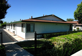 1339 W Stoneridge Ct in Ontario, CA - Foto de edificio - Building Photo