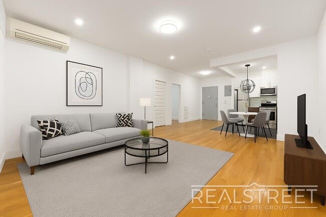 LUXURY LOFT in Queens! in Queens, NY - Building Photo - Building Photo