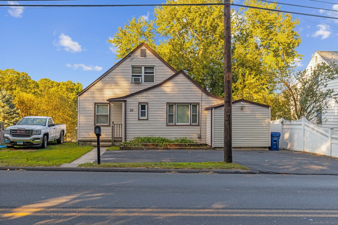 35 Allings Crossing Rd in West Haven, CT - Building Photo