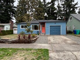 7912 N Dwight Ave in Portland, OR - Building Photo