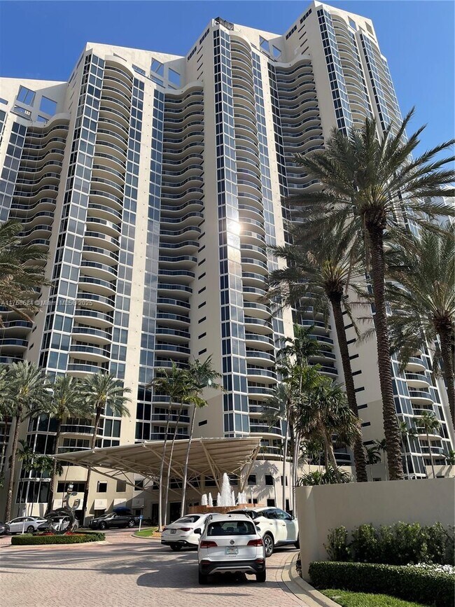 17555 Collins Ave in Sunny Isles Beach, FL - Building Photo - Building Photo