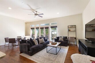 5711 Ross Ave in Dallas, TX - Building Photo - Building Photo