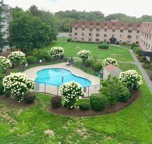 135 Grove St, Unit 128 in Rockland, MA - Building Photo