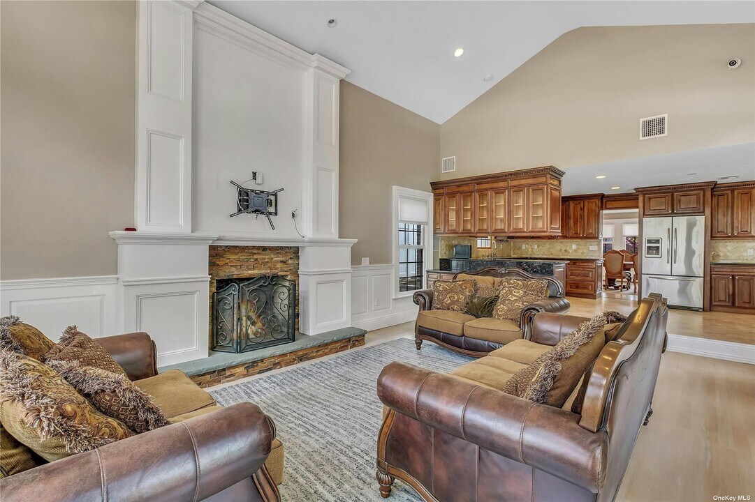 130 Woolsey Ave in Glen Cove, NY - Building Photo