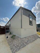 15930 S Flores Rd in San Antonio, TX - Building Photo