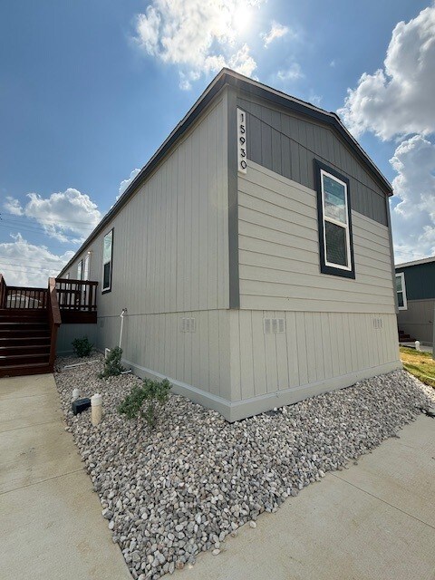 15930 S Flores Rd in San Antonio, TX - Building Photo