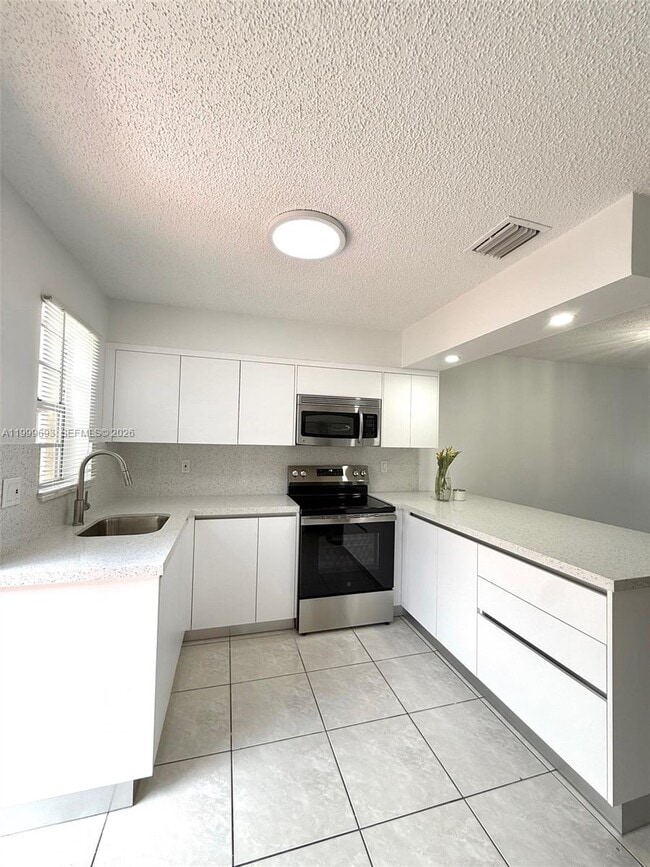 1460 W 41st St in Hialeah, FL - Building Photo - Building Photo