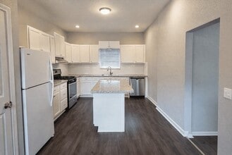 511 W Cleveland St in Alvin, TX - Building Photo - Building Photo