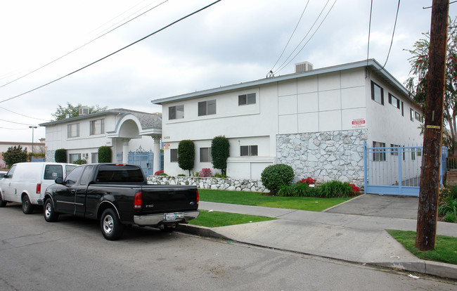 14600-14608 Wyandotte St in Van Nuys, CA - Building Photo - Building Photo