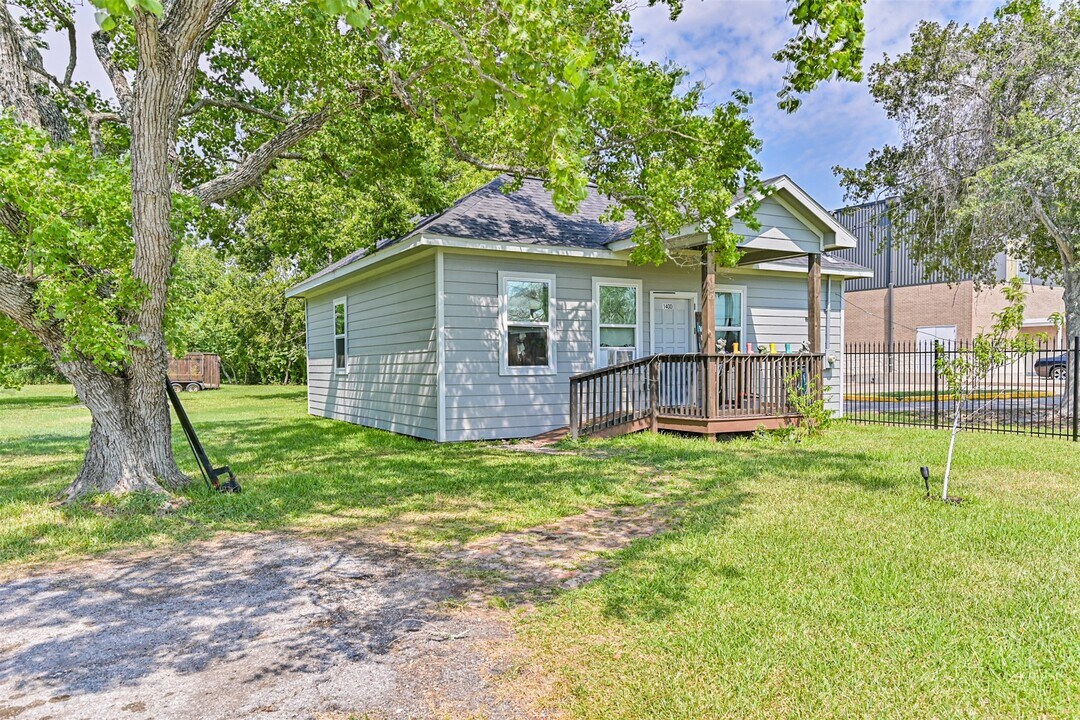 1400 S Broadway St in La Porte, TX - Building Photo
