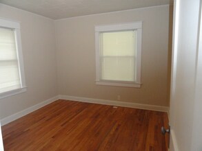 528 S Cedar Ave in Independence, MO - Building Photo - Building Photo
