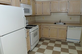 Homestead Village in Metuchen, NJ - Building Photo - Building Photo