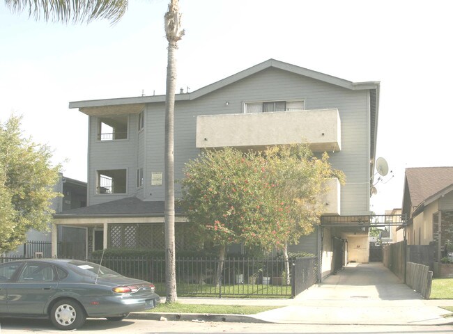 1026 Saint Louis Ave in Long Beach, CA - Building Photo - Building Photo