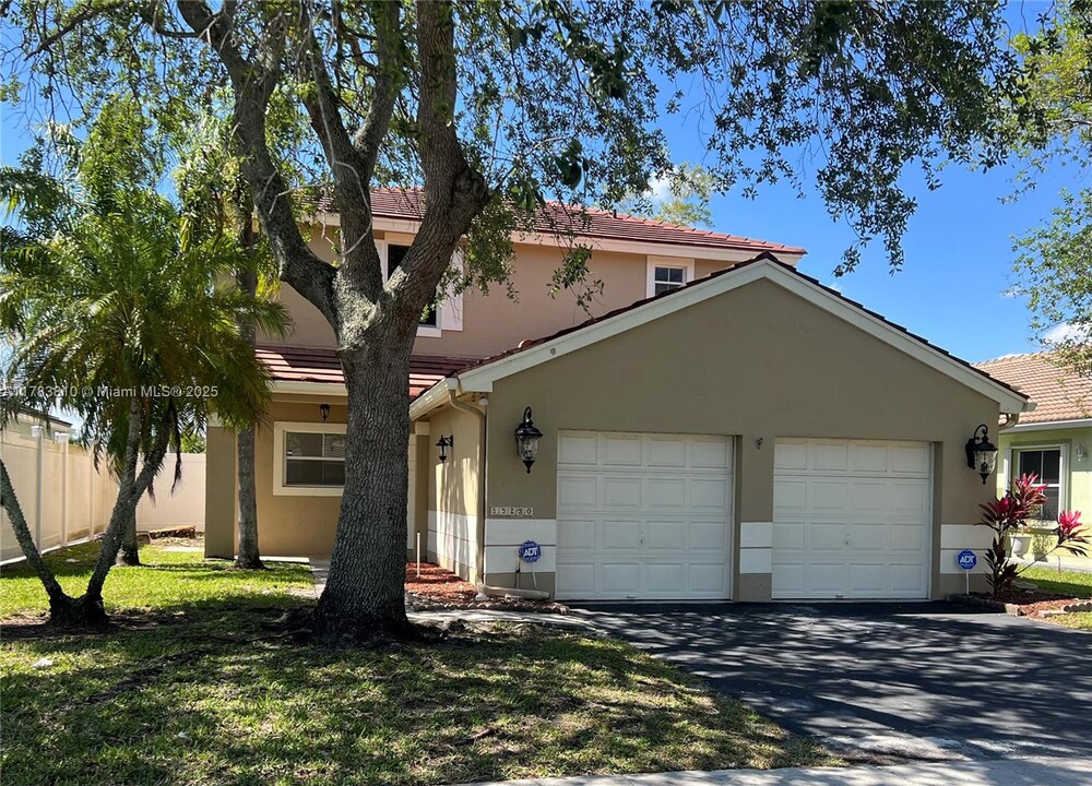 19250 NW 22nd St in Pembroke Pines, FL - Foto de edificio