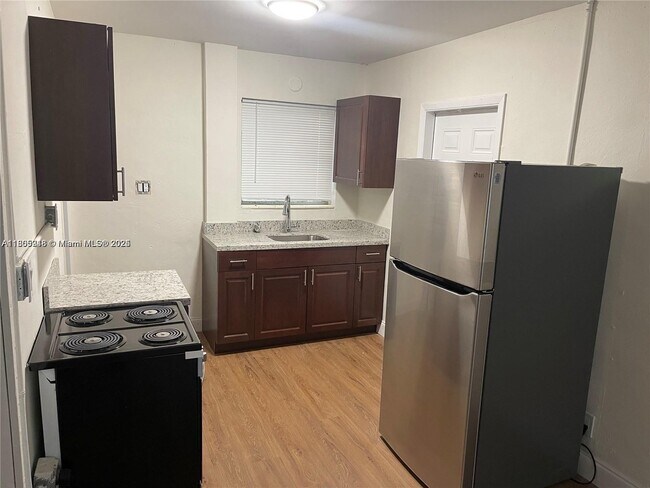 595 NE 121st St in North Miami, FL - Building Photo - Building Photo