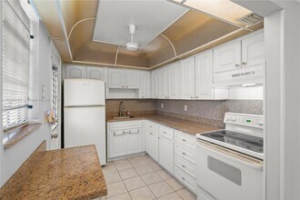 3020 Marcos Dr in Aventura, FL - Foto de edificio - Building Photo