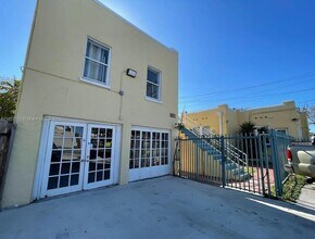 137 SE 1st Ave in Dania Beach, FL - Foto de edificio - Building Photo