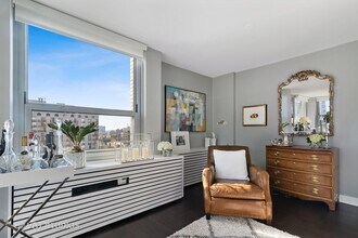 1255 N Sandburg Ter, Unit 1501 in Chicago, IL - Building Photo - Building Photo