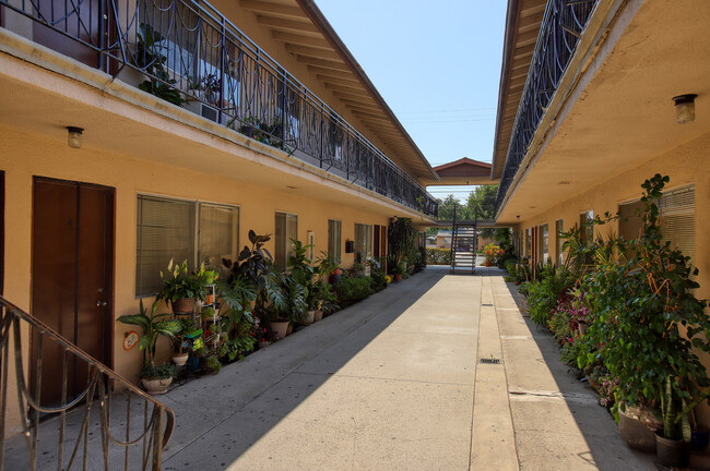 Walnut in Baldwin Park, CA - Foto de edificio - Building Photo