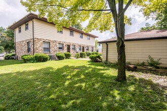 2621 N 122nd St in Wauwatosa, WI - Building Photo - Building Photo