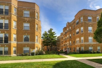 Renovated Units Blocks From The Lake in Evanston, IL - Foto de edificio - Building Photo