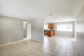325 SW Eastport Cir in Port St. Lucie, FL - Foto de edificio - Building Photo