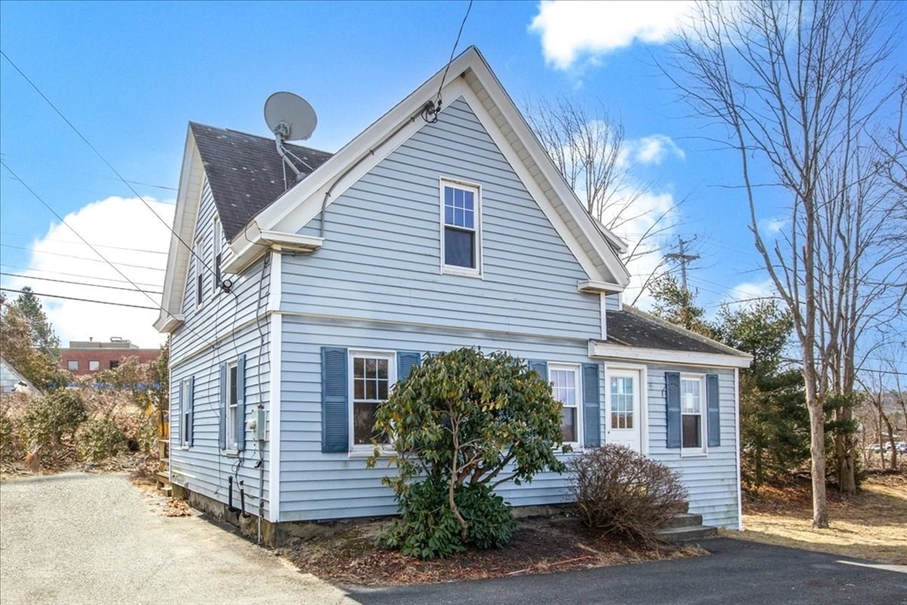 664 Old West Central St in Franklin, MA - Foto de edificio