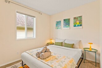 212 Hidden Hills Rd NW in Calgary, AB - Building Photo - Building Photo