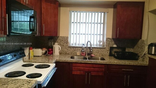 2407 Rodman St in Hollywood, FL - Building Photo - Building Photo
