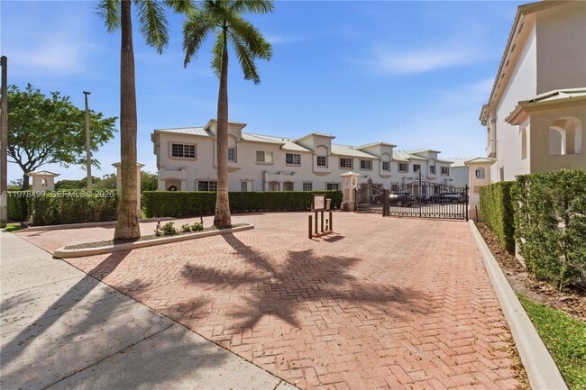 15720 SW 92nd Ave in Palmetto Bay, FL - Building Photo - Building Photo