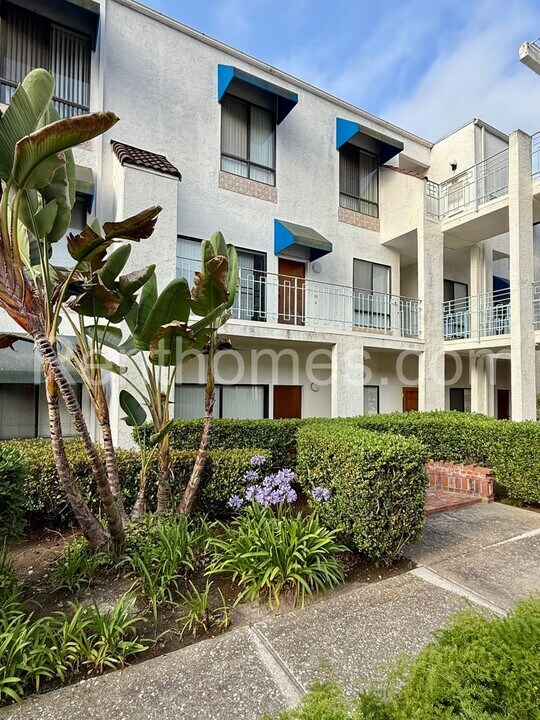 8320 Regents Rd in San Diego, CA - Building Photo
