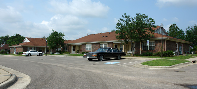 J.D. Fuller Place in Fayetteville, NC - Foto de edificio - Building Photo