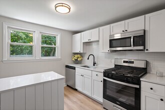 15 Genetti St, Unit 15 Genetti St in Bedford, MA - Foto de edificio - Building Photo