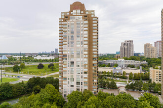 215 Wynford Dr in Toronto, ON - Building Photo - Building Photo