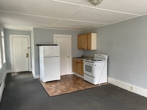 38 Railroad St in Charlestown, NH - Building Photo - Interior Photo
