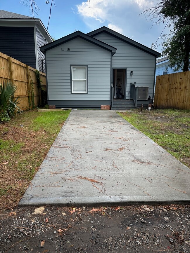property at 726 W Victory Dr