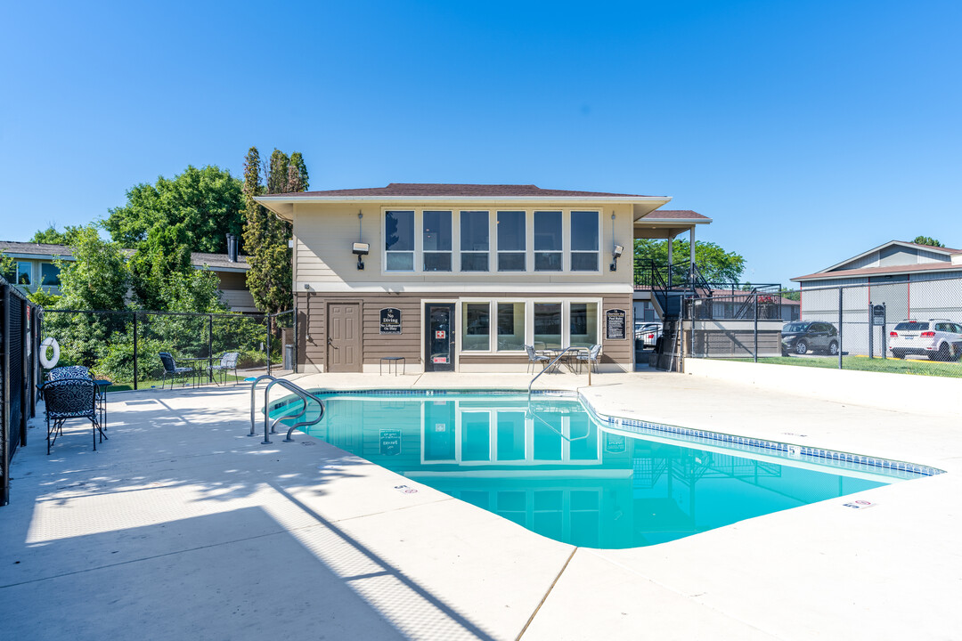 Clearwater Bay Apartments in Kennewick, WA - Building Photo