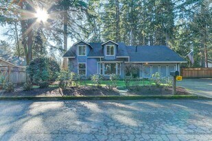 4830 SW Dawn St in Lake Oswego, OR - Building Photo