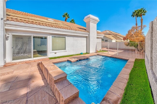 8129 Pacific Cove Dr in Las Vegas, NV - Building Photo - Building Photo